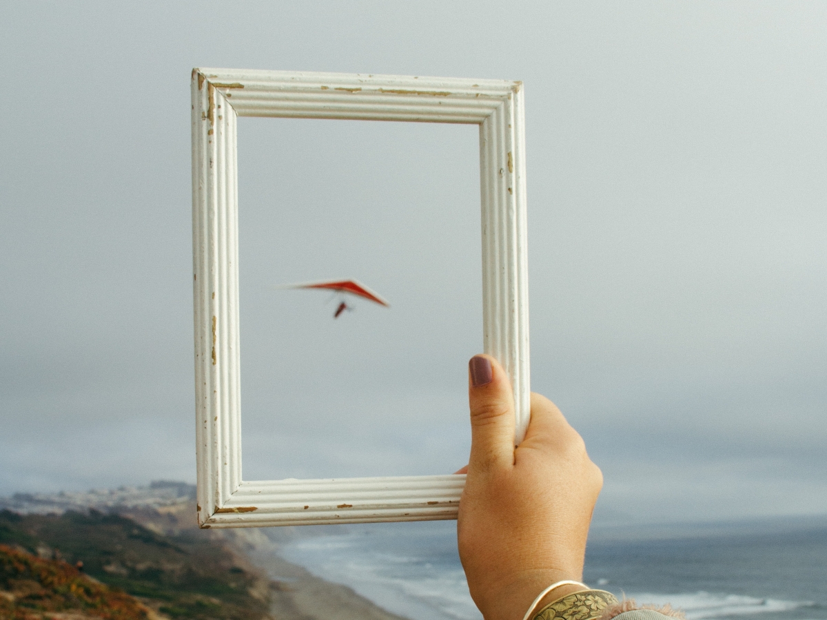 Picture frame showing a hang-glider